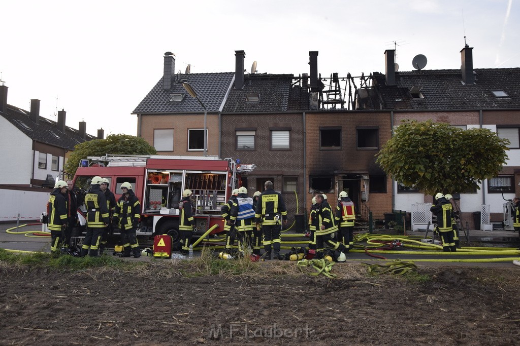 Feuer 2 Vollbrand Reihenhaus Roggendorf Berrischstr P115.JPG - Miklos Laubert